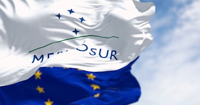 Banderas del Mercosur y la Unión Europea flamean juntas.