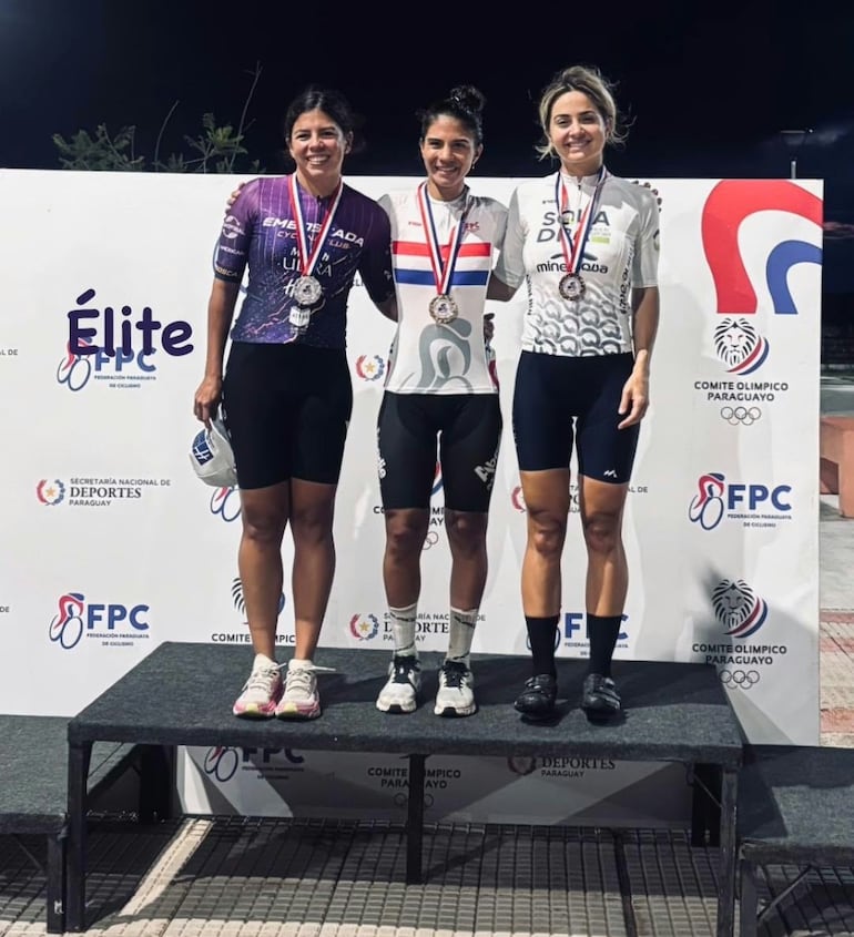 La ciclista olímpica Agua Marina Espínola Salinas (30 años) en el centro del podio, campeona del Campeonato Nacional.