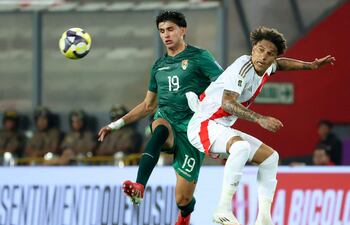 TOPSHOT - Bolivia's defender #19 Efrain Morales and Peru's forward #09 Paolo Guerrero fight for the ball during the 2026 FIFA World Cup South American qualifiers football match between Peru and Bolivia, at the National Stadium in Lima, on March 20, 2025. (Photo by ALDAIR MEJIA / AFP)