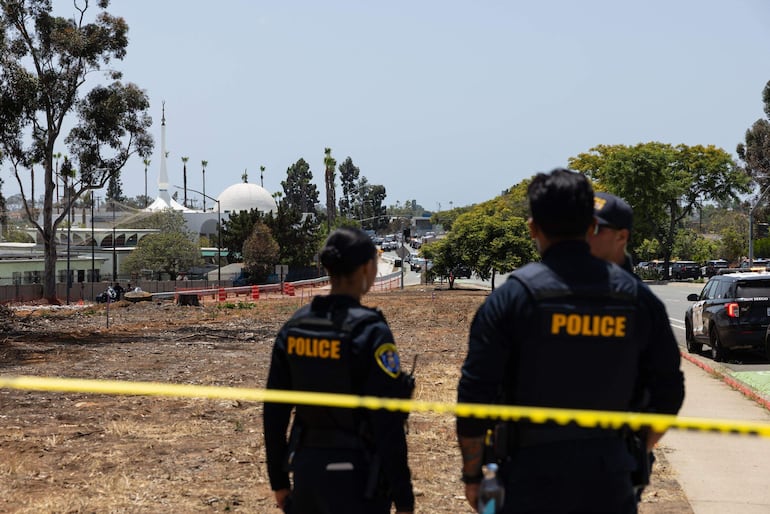 Al menos cinco muertos, dos de ellos los tiradores, en ataque a una mezquita en San Diego