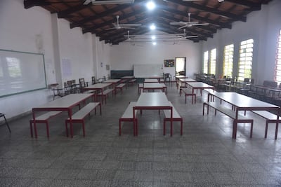 Un comedor es utilizado para dos aulas del nivel medio en el Colegio Ignacio A. Pane, de Asunción, por la falta de salas para los alumnos.
