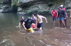 Momento en que retiraban del agua el cuerpo sin vida de Lucas Andrés Paciello Aranda.
