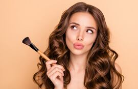 Esta tendencia del Strawberry Blush busca replicar la vibrante tonalidad del color de una fresa madura, aportando un toque de frescura y vivacidad al rostro.