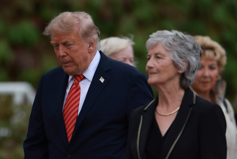 La presidenta de Irlanda, Catherine Connolly (dcha.), saluda al presidente de Estados Unidos, Donald Trump (izq.), en Áras an Uachtaráin, en Dublín (Irlanda), el 12 de septiembre de 2026. EFE/EPA/NEIL HALL