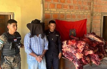 El aprehendido con las evidencias en sede policial, cuenta además con frondosos antecedentes por hechos de abigeato.