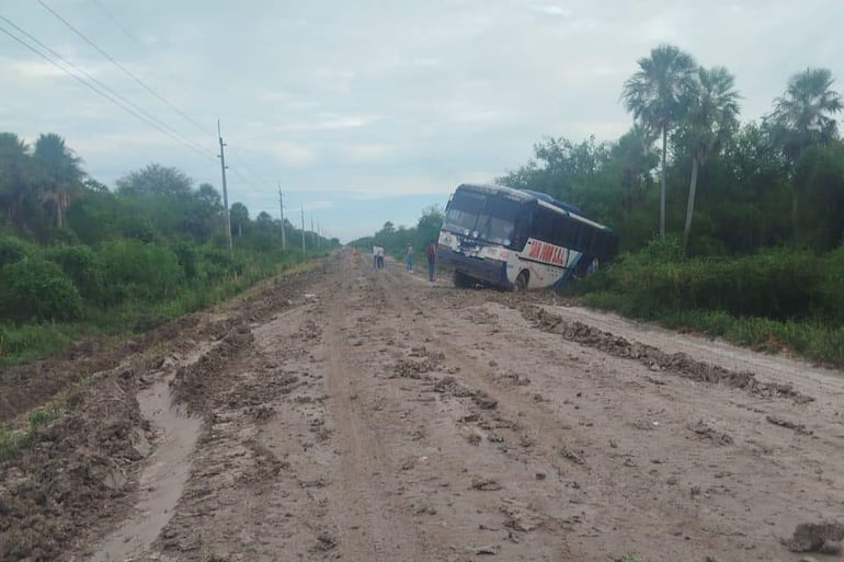 En el segundo día el colectivo de nuevo quedo atrapado en el barro, le faltaba 25 kilómetros para llegar a la ruta bioceánica.