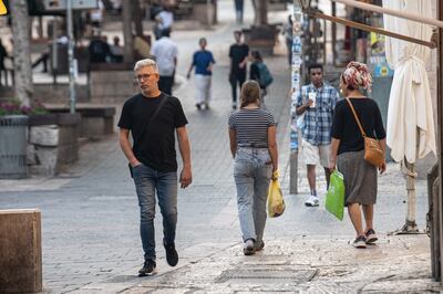 El reciente anuncio de alto el fuego entre Israel e Irán, adelantado en las redes sociales por el presidente de EE.UU., Donald Trump, fue recibido este martes con alivio entre comerciantes y trabajadores, temerosos del impacto que esta nueva guerra estaba causando en un país en estado de emergencia y con su población en búnkeres. 
