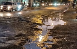 Profundo bache en avenida Artigas y Santísima Trinidad.