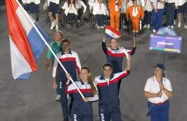 La delegación paraguaya encabezada por la abanderada y única atleta Melissa Tillner junto a Víctor Duarte en París esta tarde.