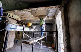 Un interno trabaja en la remodelación del Centro Nacional de Prevenidos, ex penal de Tacumbú.