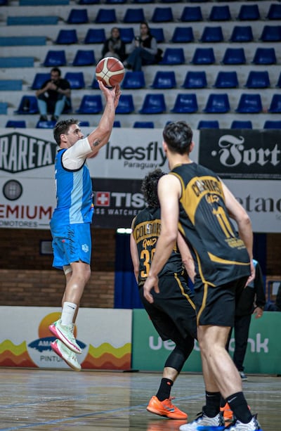 Ramón Sánchez del San José, con en lanzamiento de larga distancia en el juego contra Colonias Gold, con triunfo "santo".