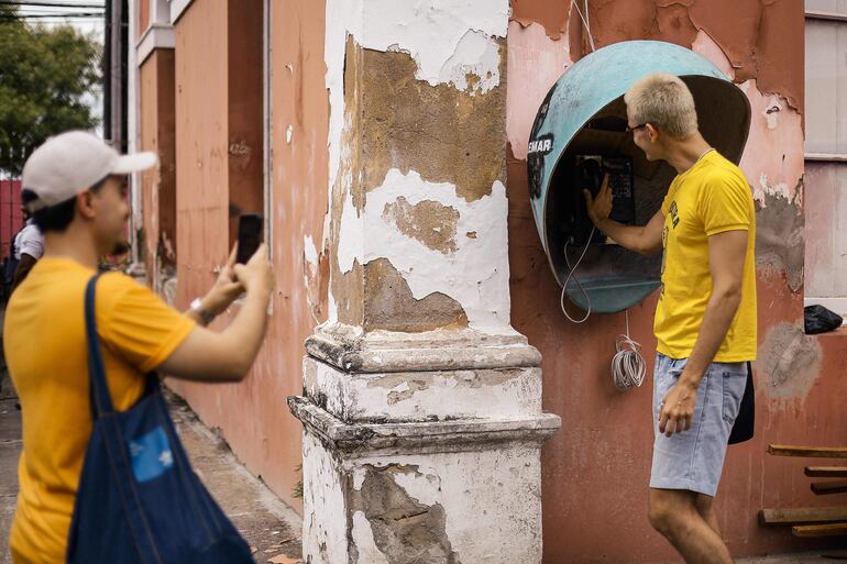 Un turista posa para una fotografía durante un recorrido guiado por los escenarios de la película “O Agente Secreto” (El agente secreto) en el centro de la ciudad de Recife, en el estado de Pernambuco, Brasil, el 13 de febrero de 2026.