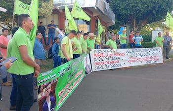 Docentes de la OTEP-SN, reunidosfrente a la casa de la madre de Silvio Ovelar en Coronel Oviedo