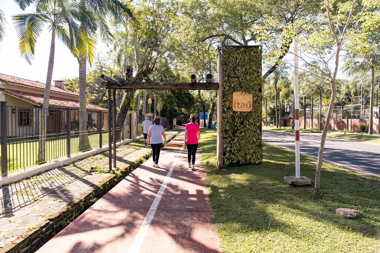 Los veraneantes de San Bernardino disfrutan de este "Paseo natural".