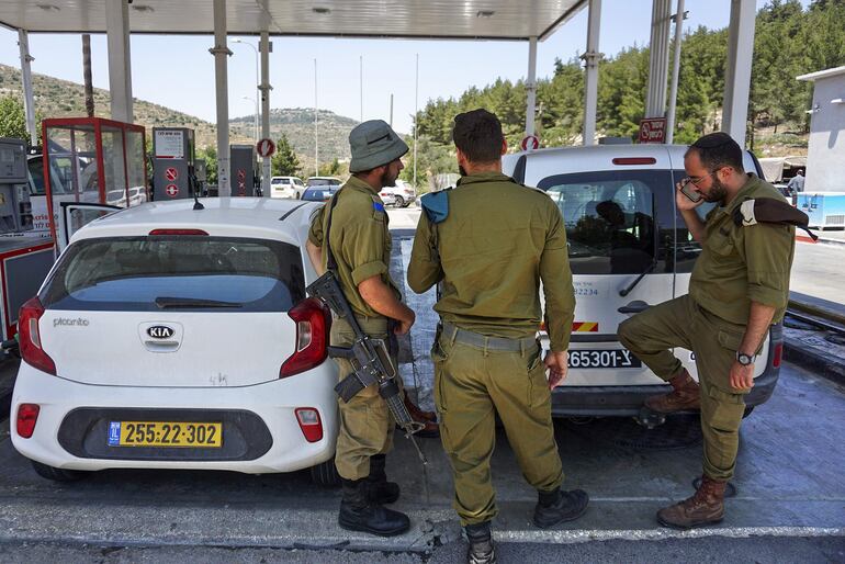 El ataque aéreo con drones sobre Cisjordania ocupada del Ejército israelí anoche, algo que no ocurría en ese territorio desde 2006, marca una nueva escalada en el conflicto palestino-israelí, que vive una violencia sin precedentes desde la Segunda Intifada y presagia una posible campaña militar israelí a gran escala.