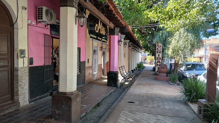 En todo el casco las bellas casas coloniales están presentes, en muchas de ellas actualmente funcionan comercios.