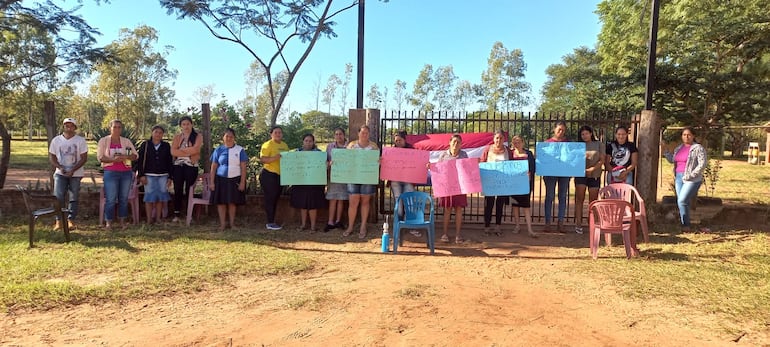 Padres de la Escuela San Roque, del área rural de Capitán Bado, protestaron frente a la institución educativa.
