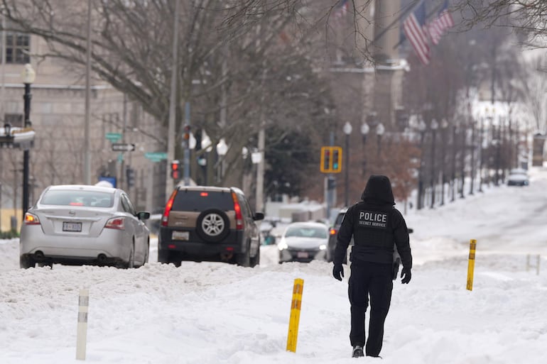  Un integrante de la Policía de Washington camina por una calle con nieve este lunes, en Washington (EE.UU.)