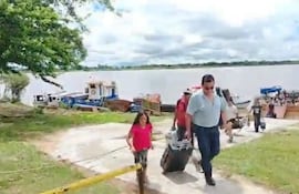 Más de 300 personas por día ingresan por el puerto de Pilar, proveniente del país vecino Argentina.