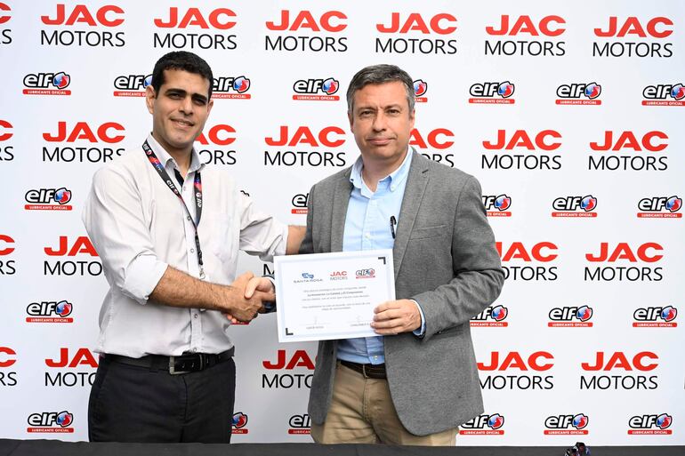 Arturo Yakisich, representante de Elf, y Roberto Florentín, gerente de post venta de San Rosa.