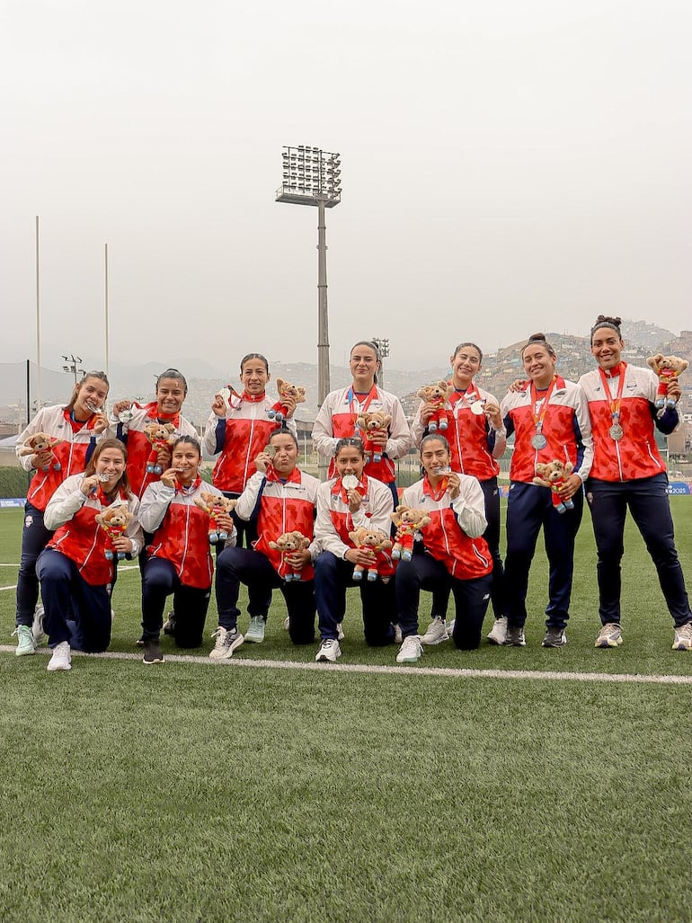 Las Yacaré con la medalla de plata.