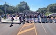 Campesinos de la OCM cierran la ruta PY01, a la altura del km 234 en San Ignacio (Misiones), en protesta por el incumplimiento del desembolso del 20% comprometido y exigiendo la entrega de kits de víveres tras las pérdidas ocasionadas por la sequía.