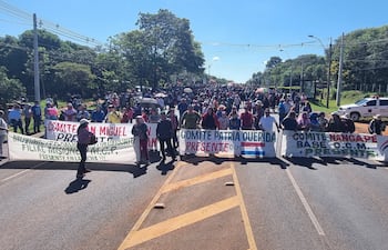 Campesinos de la OCM cierran la ruta PY01, a la altura del km 234 en San Ignacio (Misiones), en protesta por el incumplimiento del desembolso del 20% comprometido y exigiendo la entrega de kits de víveres tras las pérdidas ocasionadas por la sequía.