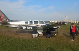 Avión BE58 que llantó en la tarde de este martes en la pista del aeropuerto internacional Silvio Pettirossi por el que otro vuelo de Latam realizó maniobra de sobrevuelo