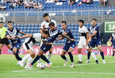 Incursión ofensiva de Alberto Espínola, quien intenta superar la línea del argentino Marcos Martinoch. Palpitan la acción Lisandro López, Francisco Báez, Robert Rojas, Diego Valdez y Mathías León.