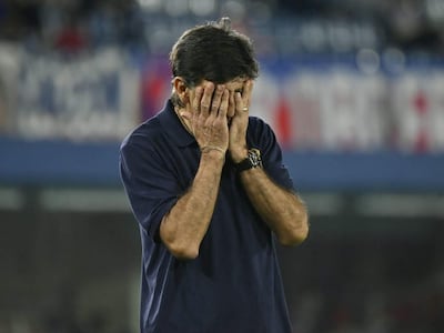 El argentino Gustavo Costas, entrenador de Cerro Porteño, reacciona en el partido frente a 2 de Mayo de Pedro Juan Caballero por la fecha 13 del torneo Clausura 2026 de la Primera División de Paraguay en el estadio La Nueva Olla, en Asunción, Paraguay.