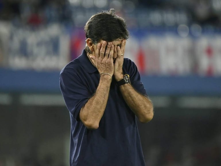 El argentino Gustavo Costas, entrenador de Cerro Porteño, reacciona en el partido frente a 2 de Mayo de Pedro Juan Caballero por la fecha 13 del torneo Clausura 2026 de la Primera División de Paraguay en el estadio La Nueva Olla, en Asunción, Paraguay.