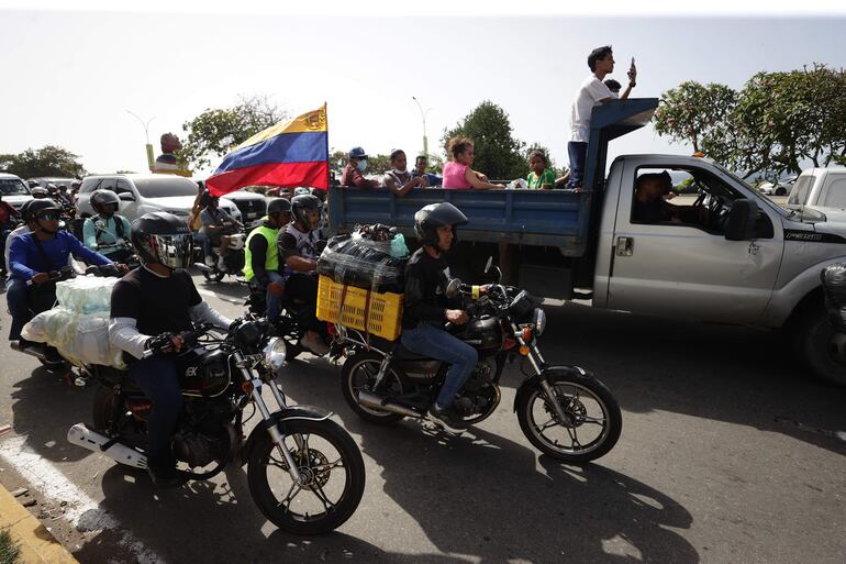 Personas transportan ayuda humanitaria en La Guaira (Venezuela). 