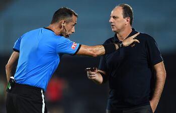 Paraguayan referee Juan Benitez speaks with Bahia's head coach Rogerio Ceni during the Copa Libertadores qualification third-round first leg football match between Uruguay's Boston River and Brazil's Bahia at the Centenario Stadium in Montevideo on March 6, 2025. (Photo by DANTE FERNANDEZ / AFP)