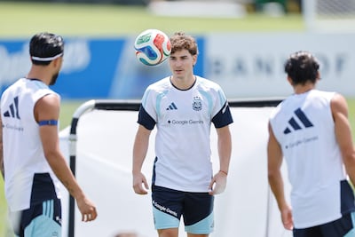 Julián Álvarez centra su mirada en el balón en el entrenamiento de la c) durante un entrenamiento de la selección nacional de Argentina este martes, en el Sporting KC Training Center de Kansas (EEUU). EFE/Juan Ignacio Roncoroni