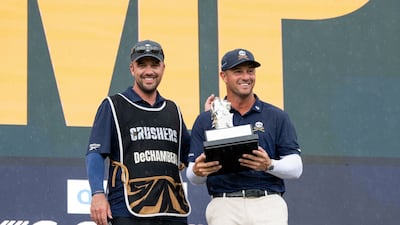 Bryson DeChambeau, con el trofeo conquistado en Singapur.