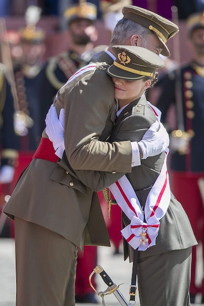 La princesa de Asturias, Leonor de Borbón, y el rey Felipe VI durante la ceremonia en la que el monarca entregó a la heredera al trono su despacho de alférez tras un año en Zaragoza, este miércoles.
