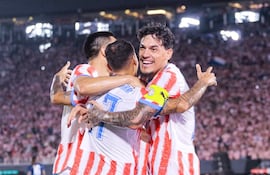 El capitán de la selección paraguaya, Gustavo Gómez felicita a Alejandro Romero Gamarra tras el tanto de apertura en el marcador, acompañado por Diego Gómez. (Foto: @Albirroja)