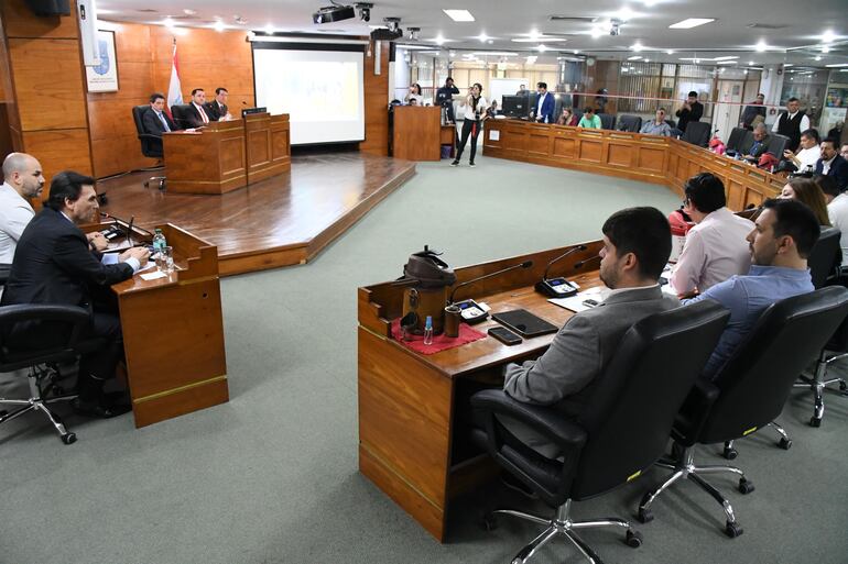Pleno de la Junta Municipal de Asunción, escuchando la alocución del interventor, Carlo Pereira.