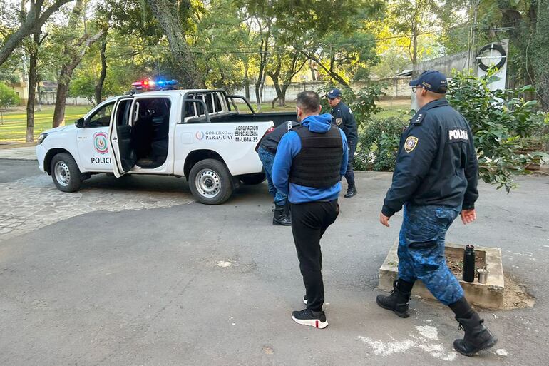 El narcotraficante Jaime Franco (buzo azul) sale de la Agrupación Especializada rumbo a la cárcel de Emboscada.