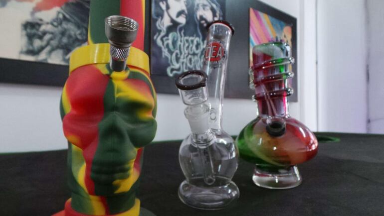 Hay&nbsp;bongs&nbsp;y narguiles, ambas son pipas de agua.