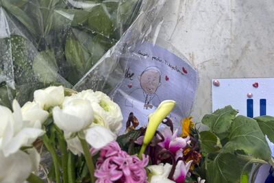 Grupos de religiosos y fieles se acercaron este martes, como cada día desde que el papa Francisco fue ingresado, a rezar por él a las puertas del Hospital Gemelli de Roma.