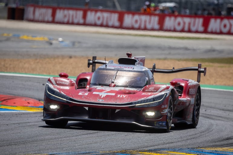 El auto #7 del Team Toyota Racing al mando de Kamui Kobayashi,Mike Conway y Nyck de Vries durante Las 24 Horas de Le Mans, en Francia.
