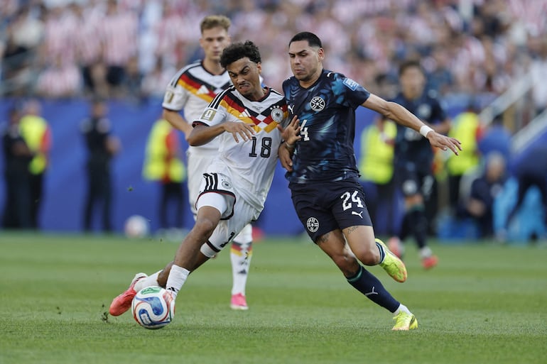 Nathaniel Brown de Alemania disputa el balón contra Gustavo Caballero de Paraguay durante el partido de dieciseisavos de final de la Copa Mundial de la FIFA 2026 entre Alemania y Paraguay en el Boston Stadium, en Foxborough, Massachusetts.