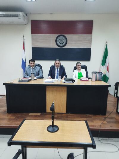 De izquierda a derecha, se puede ver al miembro juez Pedro Nazer, al presidente Hugo Ignacio Ríos Alcaraz, y a la miembro Fabiola Quintero, integrantes del Tribunal de Sentencia de Paraguarí.