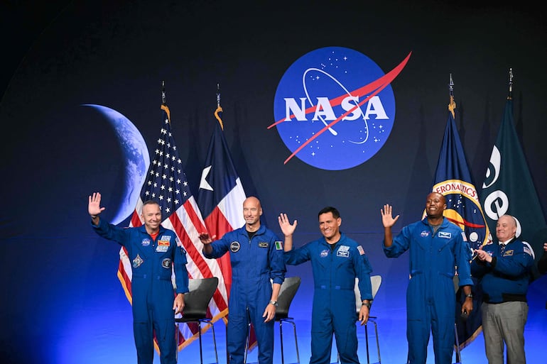 De izquierda a derecha, el astronauta de la NASA y comandante Randy Bresnik, el astronauta de la ESA (Agencia Espacial Europea) y piloto Luca Parmitano, el astronauta de la NASA y especialista de misión Frank Rubio, y el astronauta de la NASA y especialista de misión Andre Douglas participan en una conferencia de prensa para anunciar la tripulación de la misión Artemis III en el Centro Espacial Johnson de la NASA, en Houston, Texas, el 9 de junio de 2026.