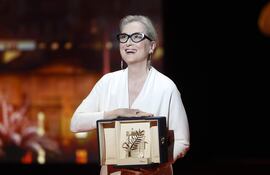 La actriz estadounidense Meryl Streep posa con la Palma de Oro de Honor, el reconocimiento del Festival de Cannes a su trayectoria artística.