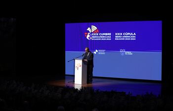 El secretario iberoamericano, Andrés Allamand pronuncia un discurso en la inauguración de la XXIX Cumbre Iberoamericana de Jefes de Estado y de Gobierno, en Cuenca (Ecuador).