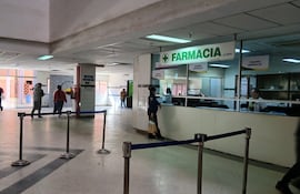Los pacientes denuncias que en la Farmacia no hay nada, y que deben comprar todo.