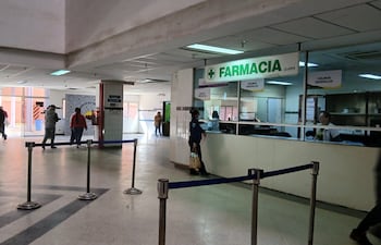 Los pacientes denuncias que en la Farmacia no hay nada, y que deben comprar todo.