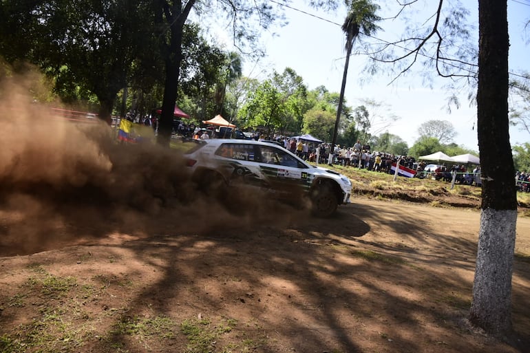 Los pilotos y equipos del Rally del Paraguay 2026 en las pruebas libes oficiales en un tramo de 5,6 kilómetros en la ciudad de Carmen del Paraná, Departamento de Itapúa, Paraguay.